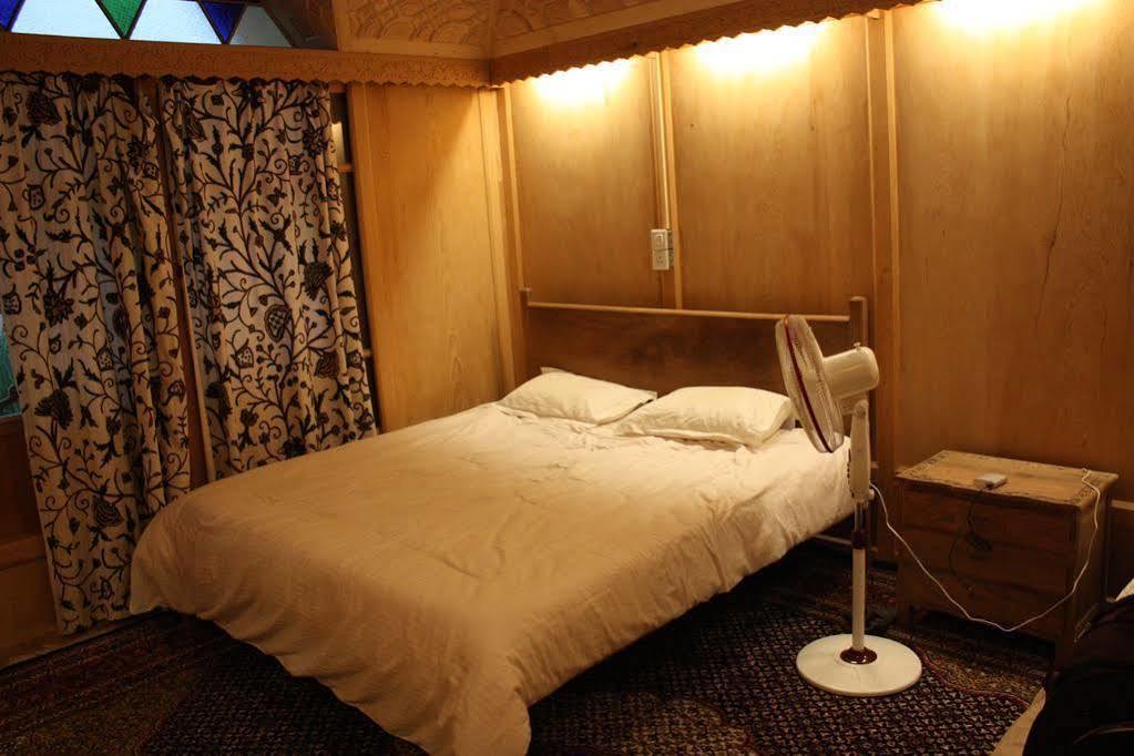 Khilona Luxury Heritage Houseboats Srinagar  Ngoại thất bức ảnh